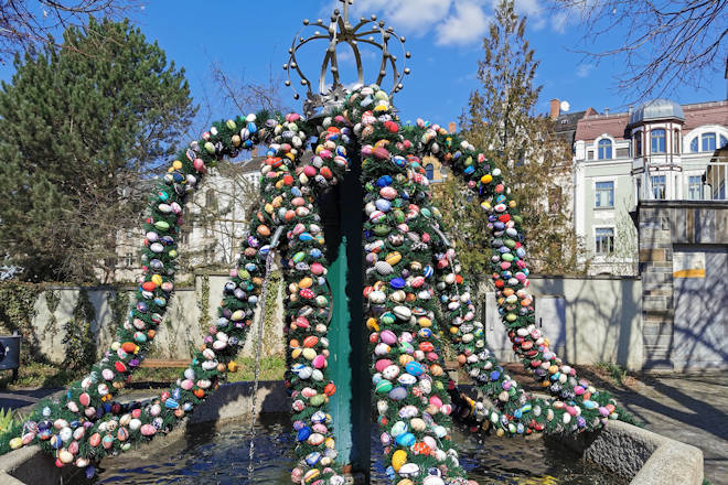 Osterbrunnen auf dem Kirchplatz in Greiz